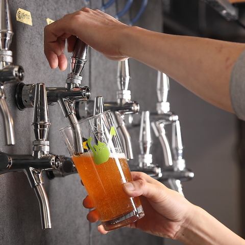 タップからビールを注ぐ